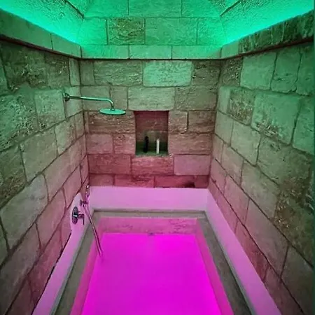 Azalea Deluxe סאניקולה
